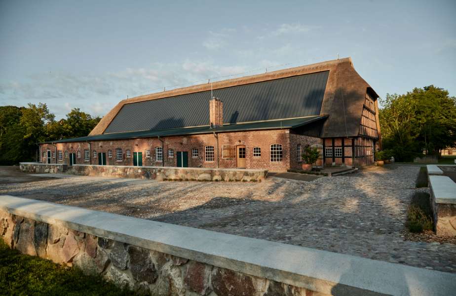 Vergangenheit und Zukunft vereint mit Stahlprofilen, Gut Damp in 24351 Damp